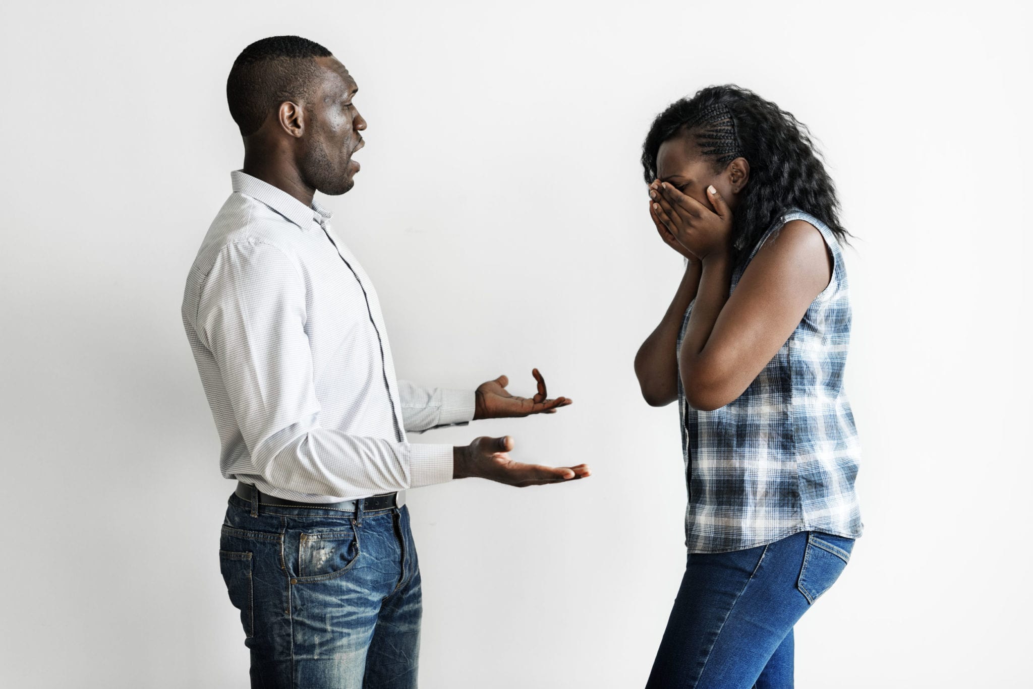 Темнокожий парень и девушка. Афроамериканская пара ругается. Sound argument картинка. To back up an argument. Have an argument.